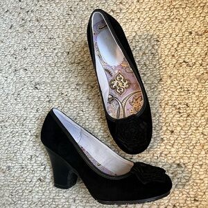 Comfortable Suede Black Heels with Floral Rosette